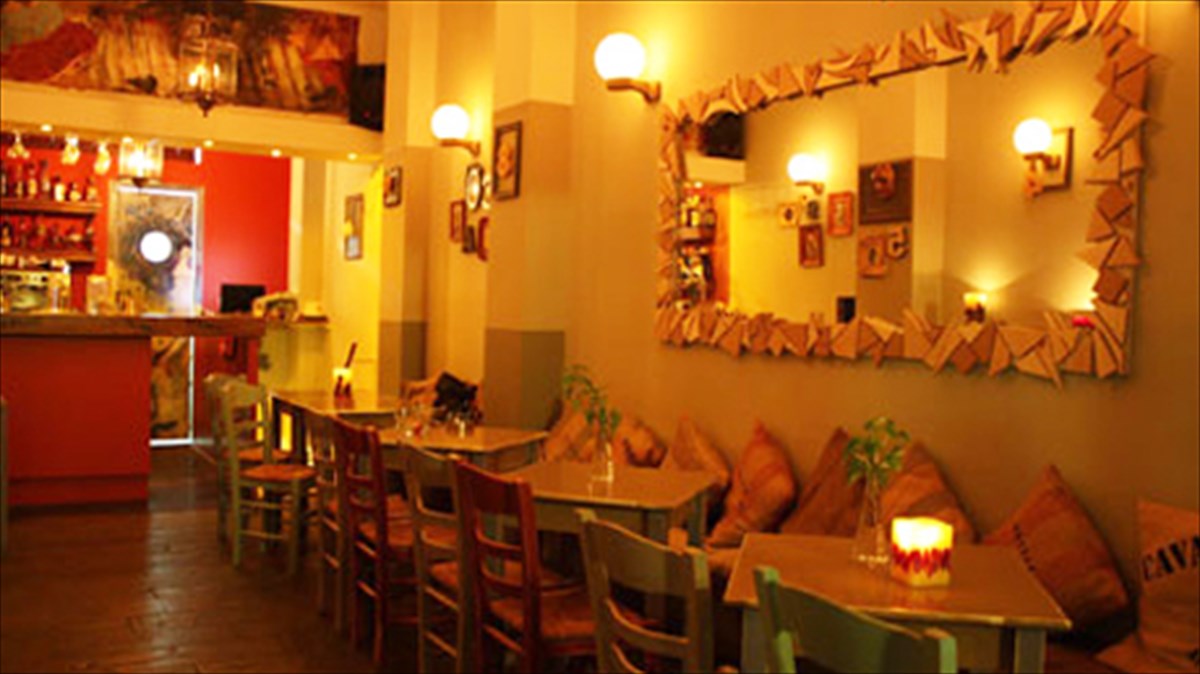 koukaki-gia-poto-kai-meze-ston-pezodromo