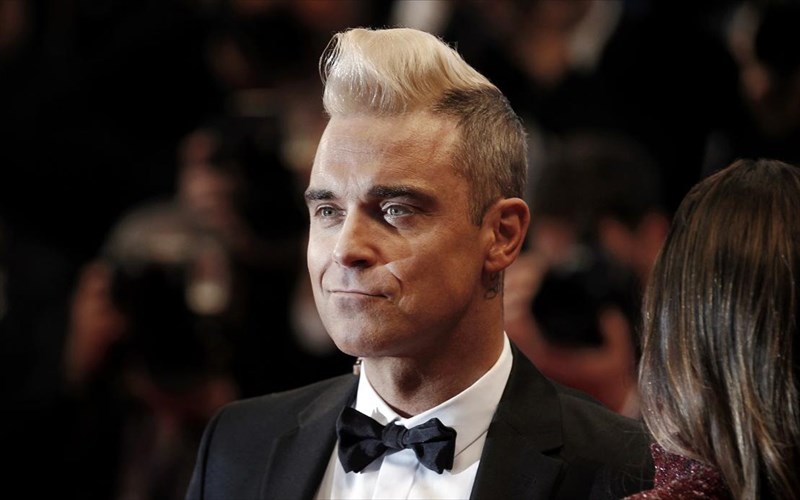 robbie-williams-aperripsa-tous-queen-logo-xamilis-autoektimisis
