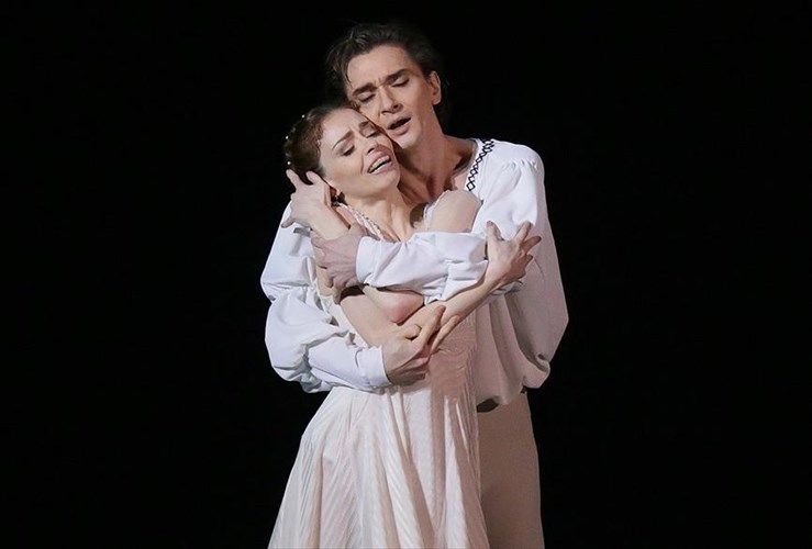 romaios-kai-ioulieta-apo-ti-mosxa-sto-megaro-athinon