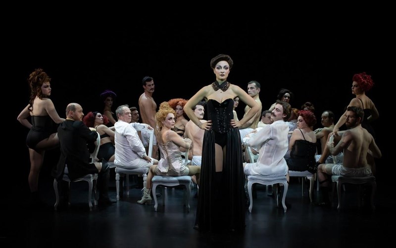 gia-ksenuxti-sto-kampare-maksim-tou-ethnikou-theatrou