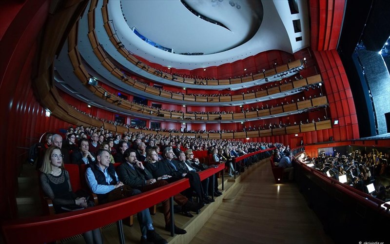 h-luriki-anastellei-tis-parastaseis-tis-stin-aithousa-stauros-niarxos