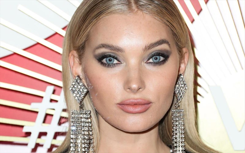 ena-top-model-apokaluptei-ta-top-mustika-omorfias-tis