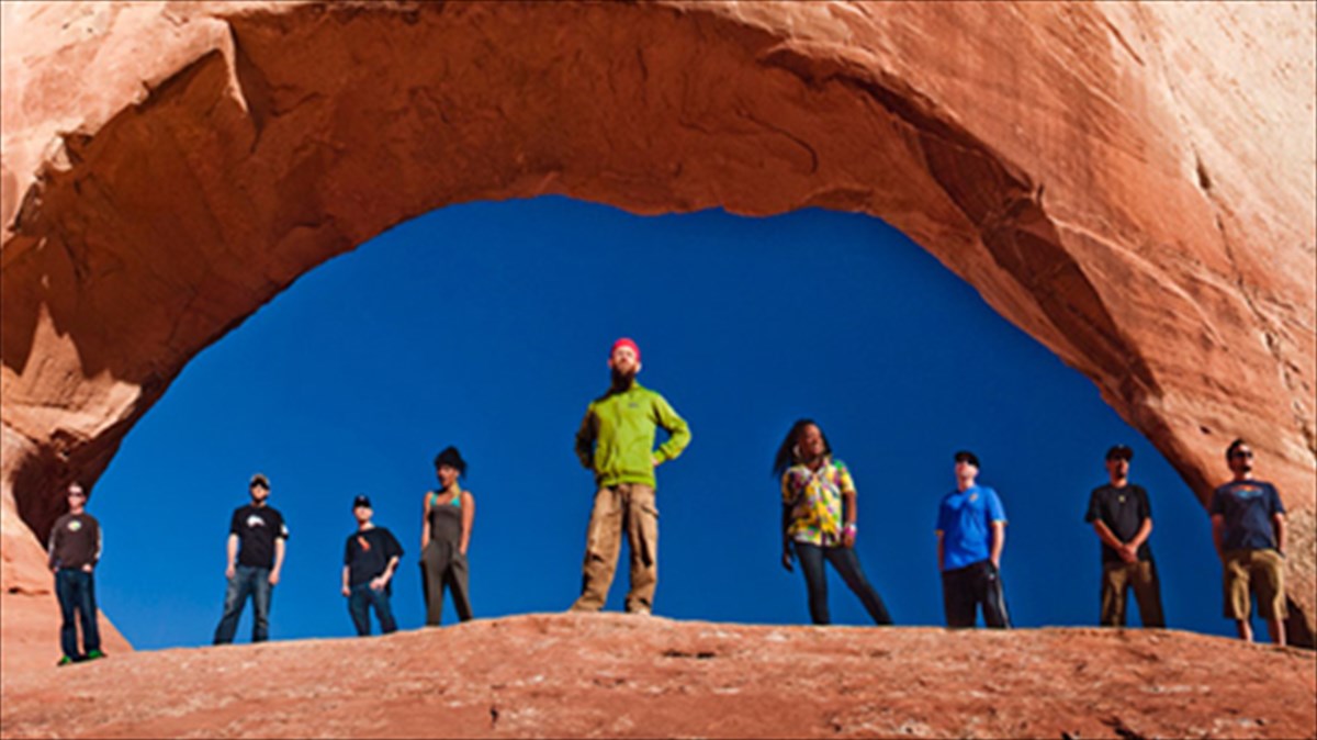 enas-mousikos-odostrotiras-apo-tin-kalifornia-erxetai-stin-athina