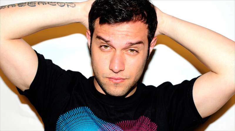 o-stauros-mixalakakos-zontana-sto-gualino-mousiko-theatro