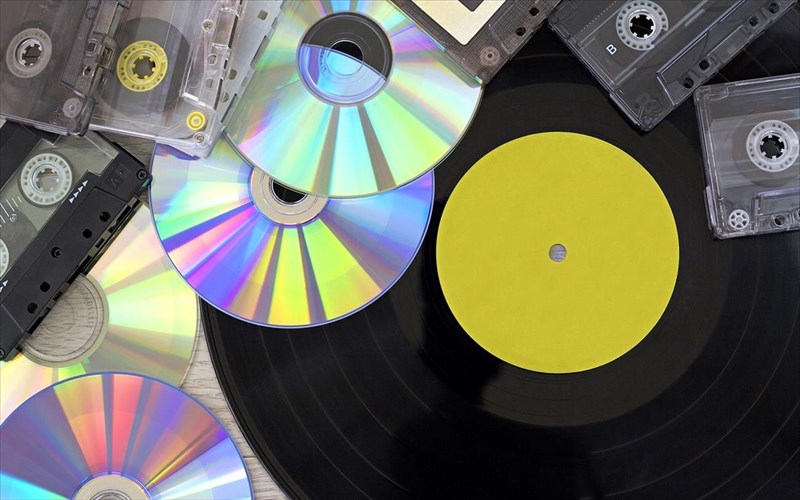 prosorino-apagoreutiko-tis-amazon-se-diskous-kasetes-kai-cd-logo-koronoiou