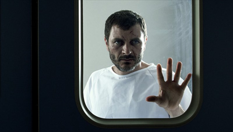 mesa-apo-ta-matia-tous-i-ispaniki-sxoli-thriler-ispaniki-sxoli-thriler