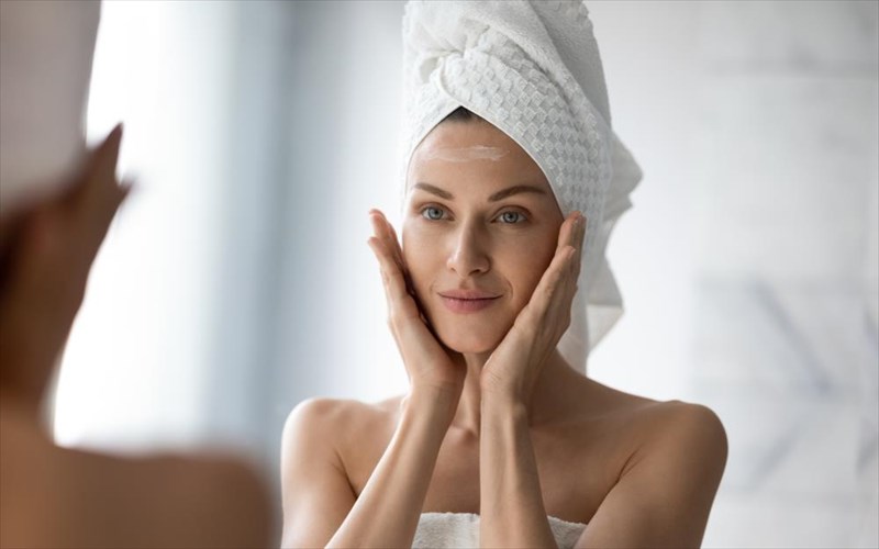 ena-atairiasto-zeugari-koronoios-kai-euaisthiti-epidermida