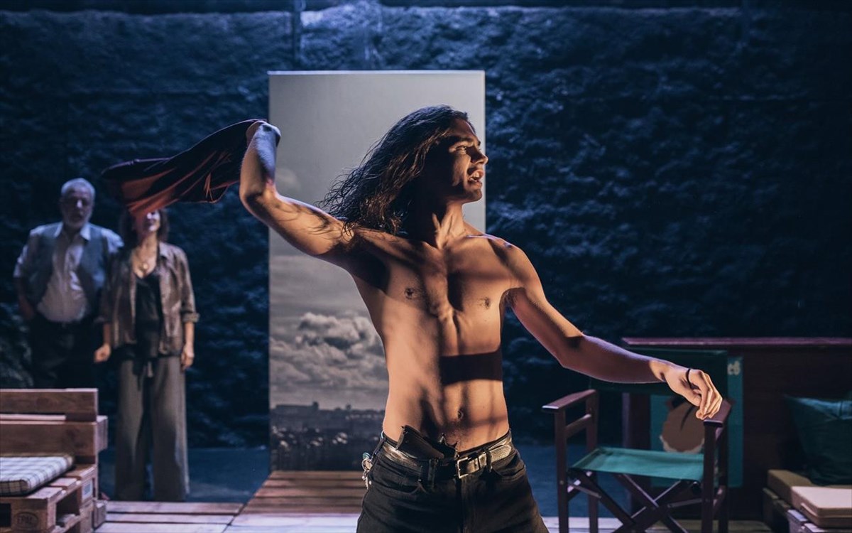 to-theatro-stathmos-me-aformi-tin-pagkosmia-imera-theatrou