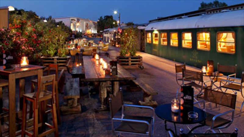 fthinoporo-stin-apobathra-tou-trenou-sto-rouf