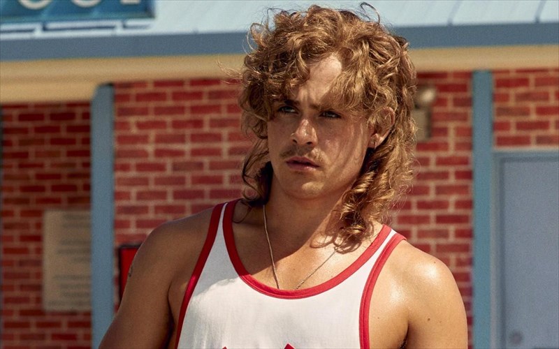 stranger-things-o-dacre-montgomery-etoimazei-poiitiki-sullogi