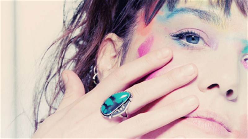 i-zaz-mas-episkeptetai-me-to-xeri-stin-kardia