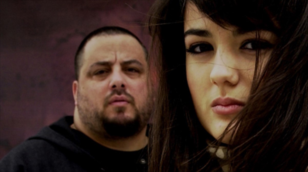 oi-active-member-tragoudoun-gia-na-fugei-to-skotadi