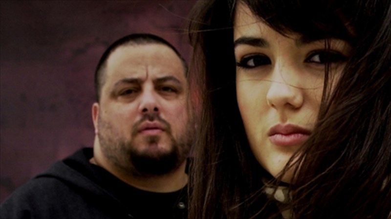 oi-active-member-tragoudoun-gia-na-fugei-to-skotadi