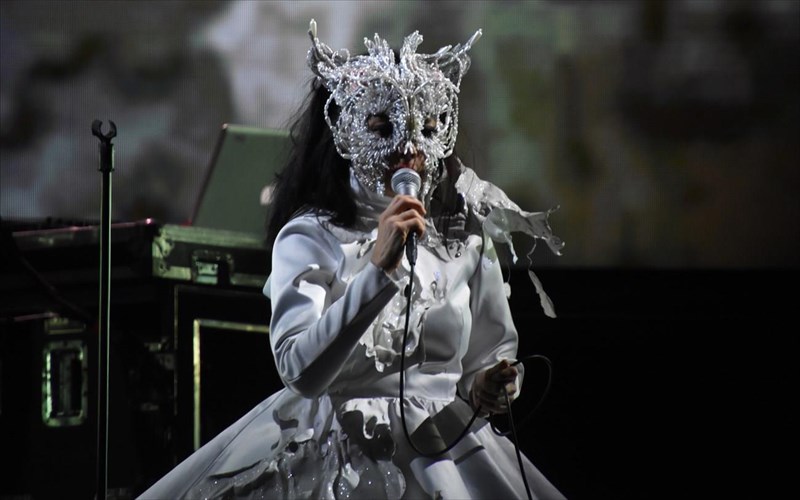 o-neos-koronoios-telika-exei-enan-xalarotiko-avante-garde-peiramatiko-ixo