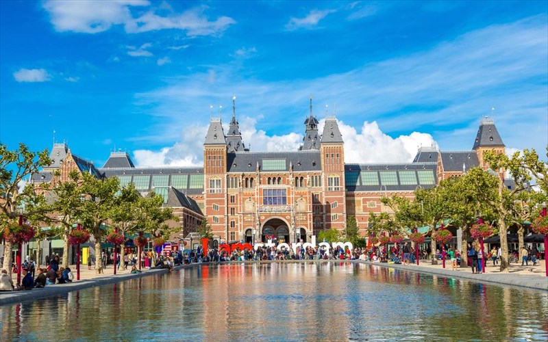 online-ksenagisi-se-uperoxa-mouseia-tou-kosmou