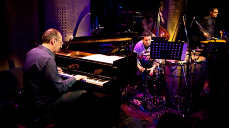 new-world-ixoi-apo-enan-korufaio-kolombiano-mousiko