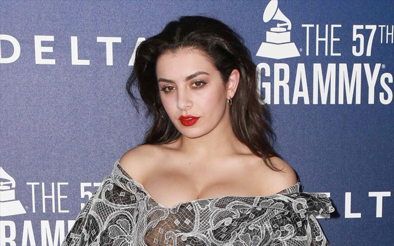 anoixto-kalesma-tis-charli-xcx-gia-to-binteoklip-tou-forever