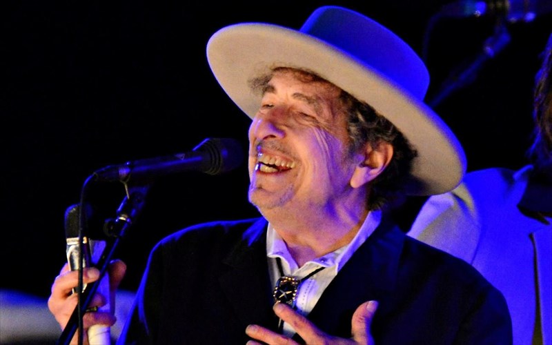 o-bob-dylan-patise-stin-korufi-ton-charts-gia-proti-fora