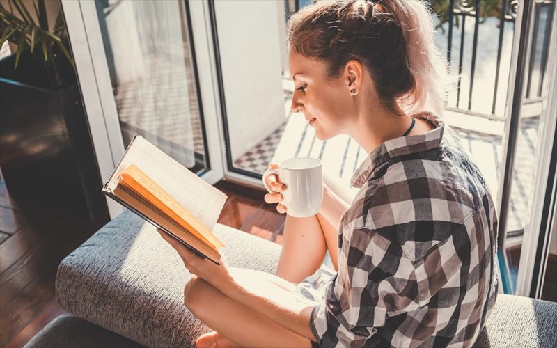 giati-prepei-na-forate-spf-akomi-kai-an-ergazeste-apo-to-spiti