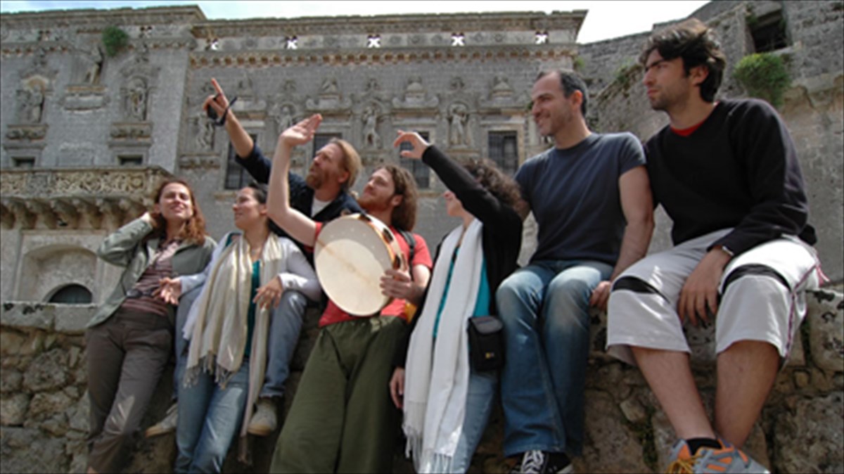 oi-encardia-se-ena-mousiko-taksidi-sti-mesogeio