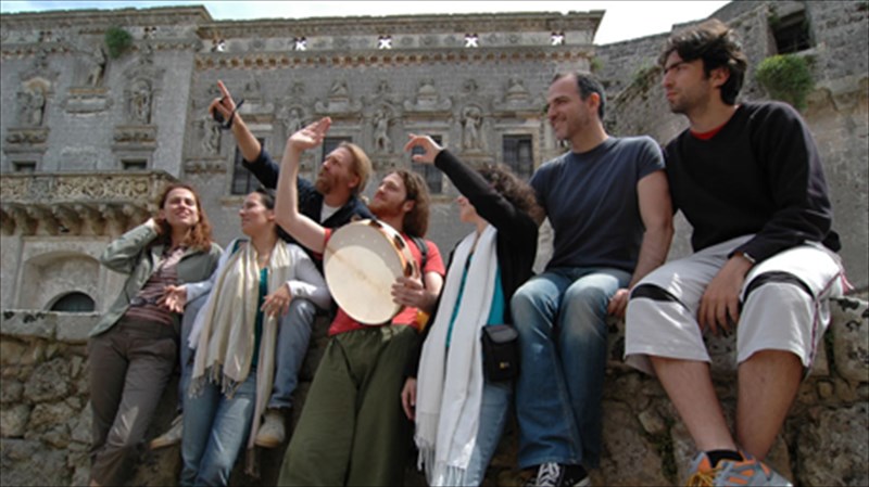 oi-encardia-se-ena-mousiko-taksidi-sti-mesogeio