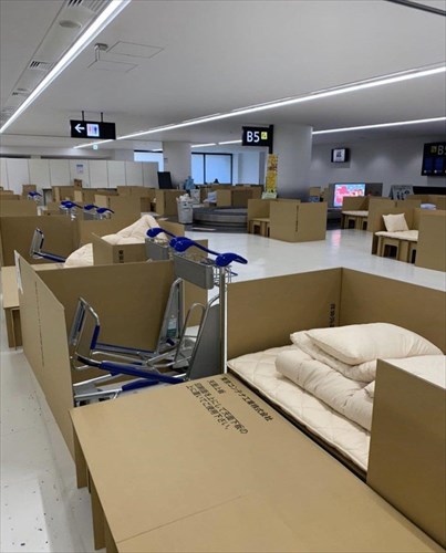 taksidiotes-se-koutes-sto-aerodromio-narita-tis-iaponias