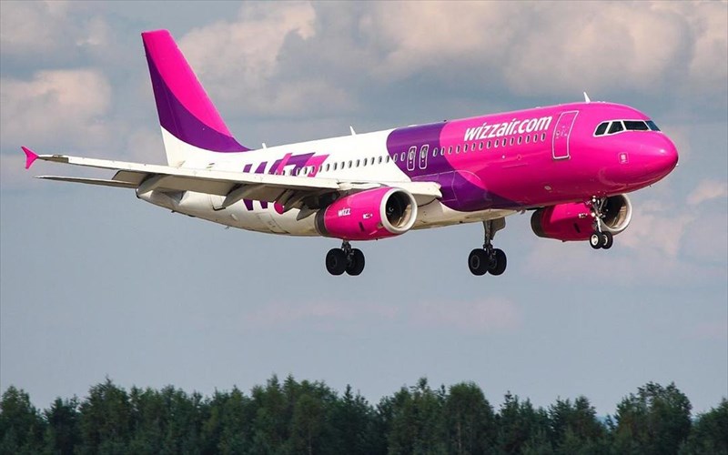 i-pandimia-xtupise-kai-tin-wizzair