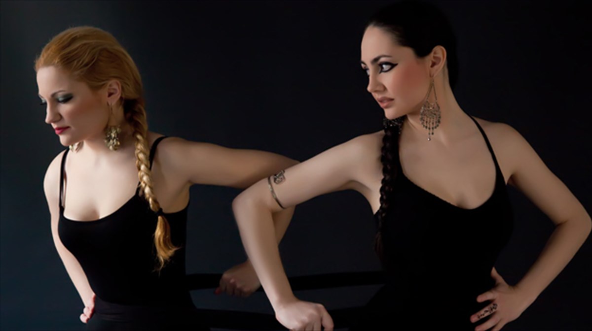 pagkosmio-mousiko-taksidi-me-duo-fones