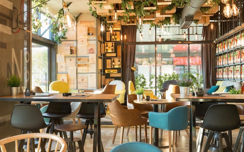 pos-metadothike-o-koronoios-se-pelates-estiatoriou-stin-kina-koronoios-se-pelates-estiatoriou-stin-kina