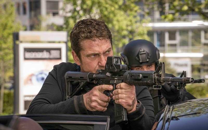 o-fulakas-aggelos-epese-o-gerard-butler-kanei-premiera