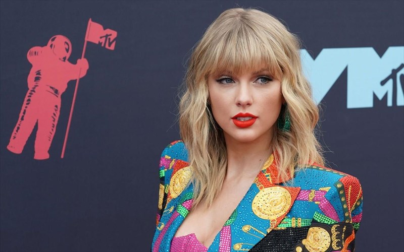 sunexizetai-i-skliri-kontra-metaksu-taylor-swift-kai-scooter-braun-en-meso-pandimias-skliri-kontra-metaksu-taylor-swift-kai-scooter-braun-en-meso-pandimias