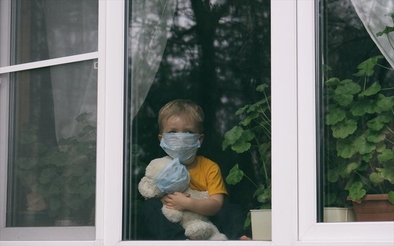 i-pandimia-stous-ellines-ti-lene-ta-noumera