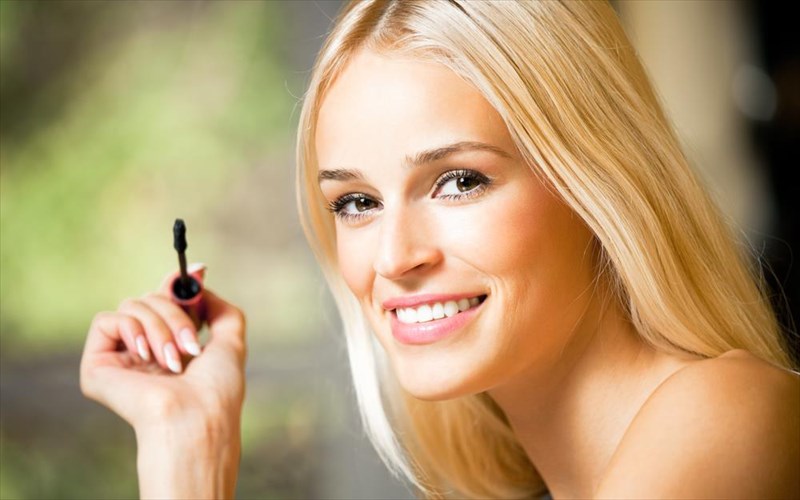 i-aksia-tis-maskara-stin-texni-tou-blemmatos