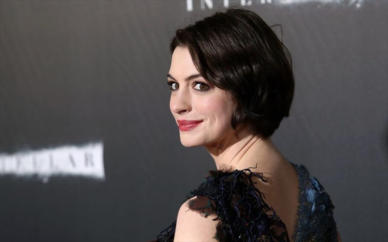 i-anne-hathaway-pige-sto-dokimastiko-tis-catwoman-ntumeni-harley-quinn