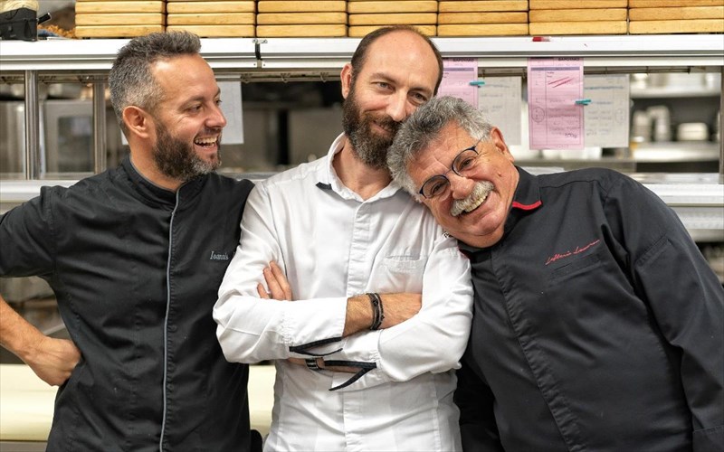 oi-diasimoi-ellines-sef-mas-stelnoun-to-diko-tous-minuma