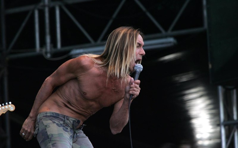 o-iggy-pop-katakta-to-londino-me-tous-queens-of-the-stone-age-kai-arctic-monkeys