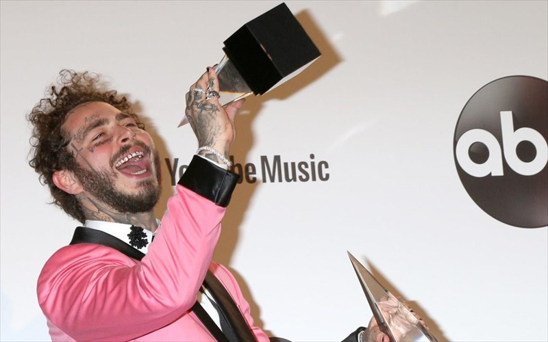 o-post-malone-ebgale-to-diko-tou-roze-krasi