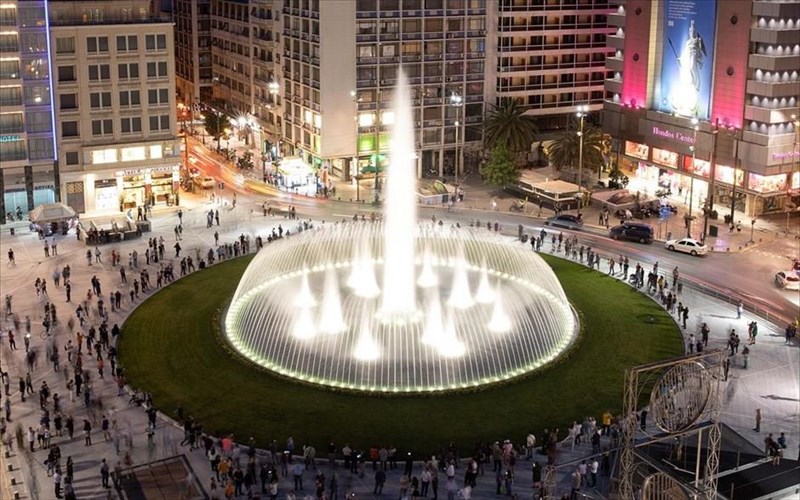 i-plateia-omonoias-me-to-suntribani-epistrefei-lamperi-stous-katoikous