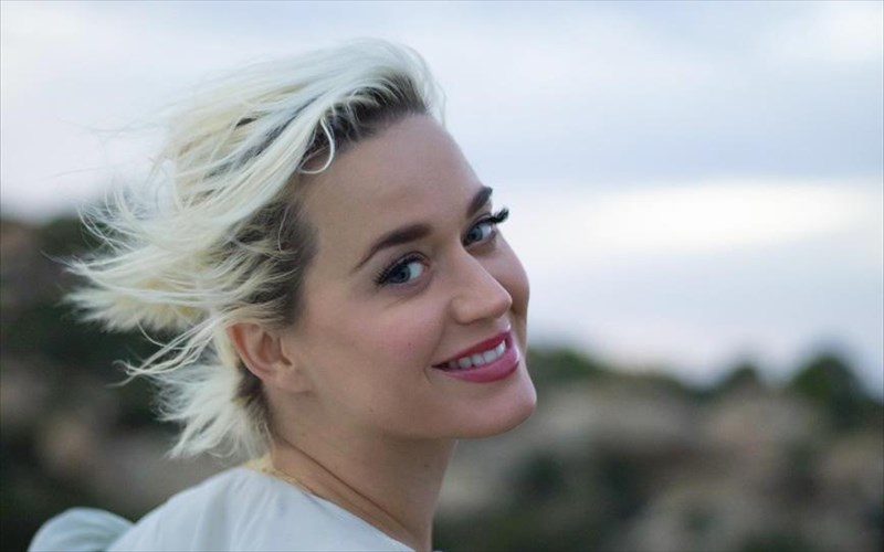 i-egkumonousa-katy-perry-mas-upenthumizei-tin-xara-tis-zois