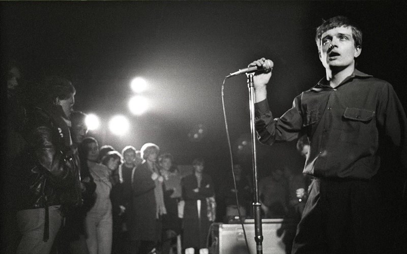 o-peter-hook-mila-gia-tis-enoxes-pou-niothei-gia-ton-thanato-tou-ian-curtis