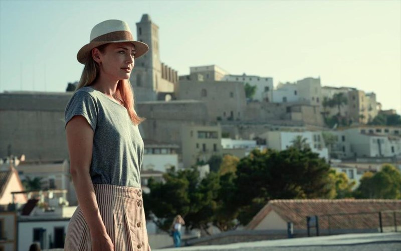 white-lines-metria-seira-apo-ton-alex-pina