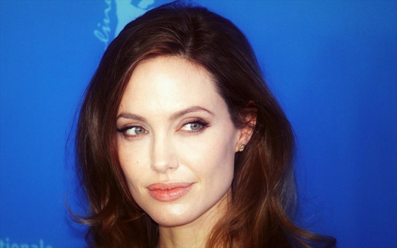 klepste-ta-mustika-tis-angelina-Jolie-gia-apsoga-xeili