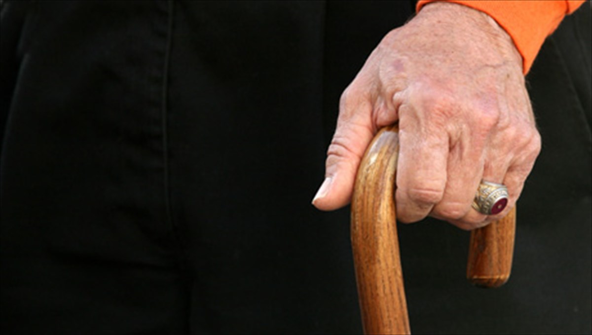 xioumoristiko-mpest-seler-apodeiknuei-oti-i-zoi-arxizei-meta-ta-ekato-zoi-arxizei-meta-ta-ekato