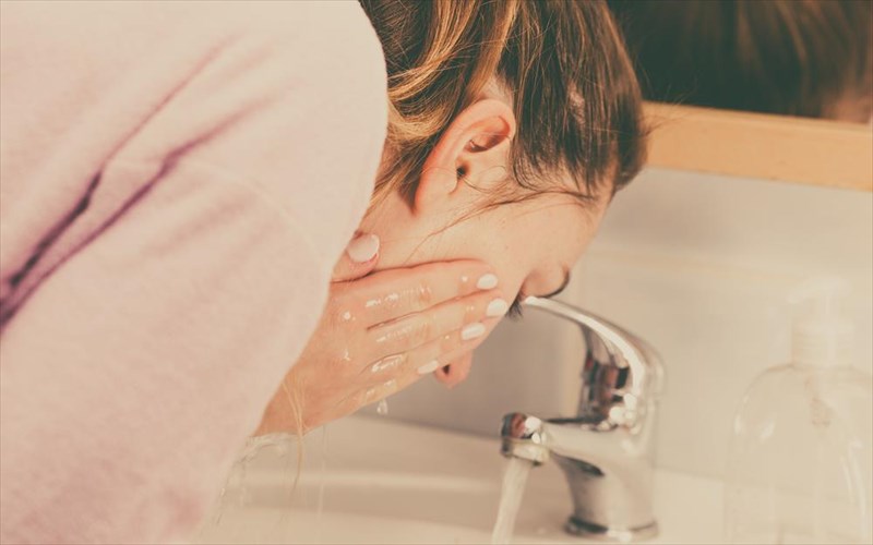 posi-zimia-kanei-to-nero-tis-brusis-sto-derma-sas-sumfona-me-tous-dermatologous