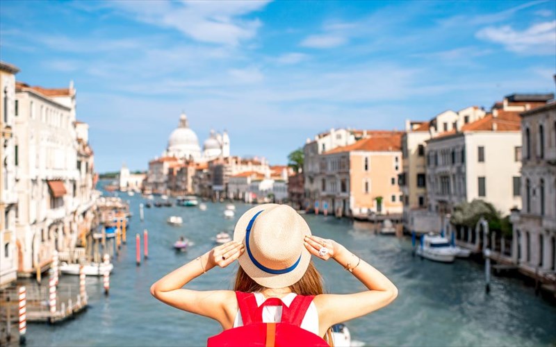 poies-europaikes-xores-sxediazoun-touristiko-kalokairi