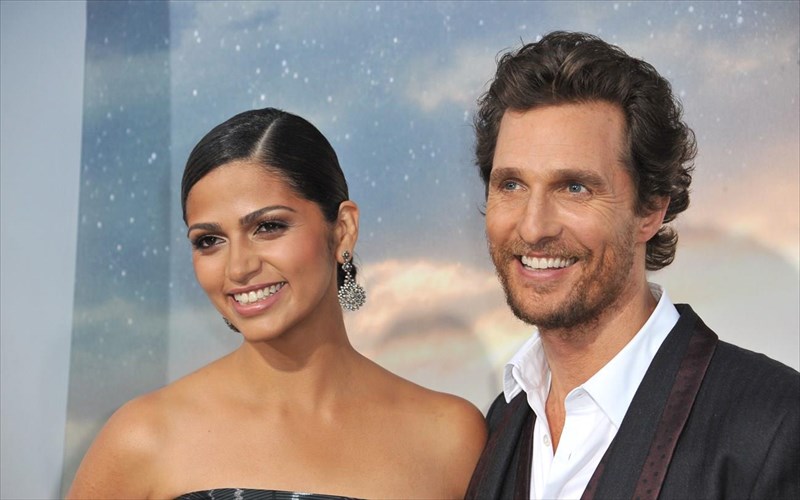 o-matthew-mcconaughey-paredose-110000-maskes-se-nosokomeia-tou-teksas