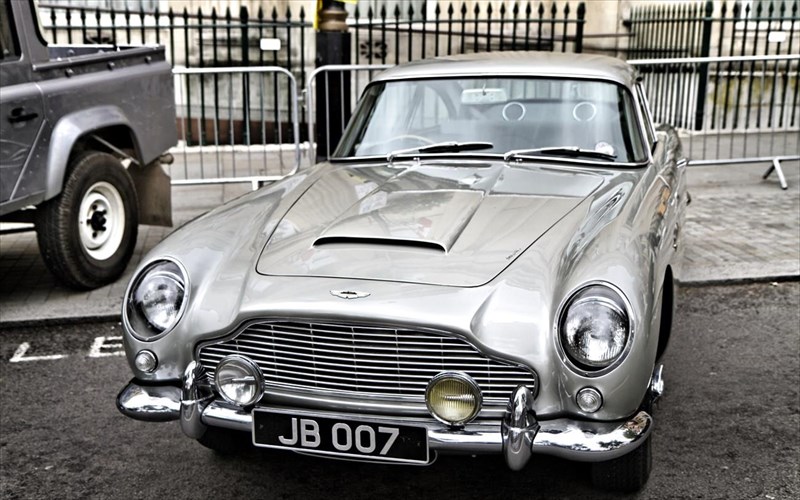 i-aston-martin-tou-James-bond-ksana-stous-dromous