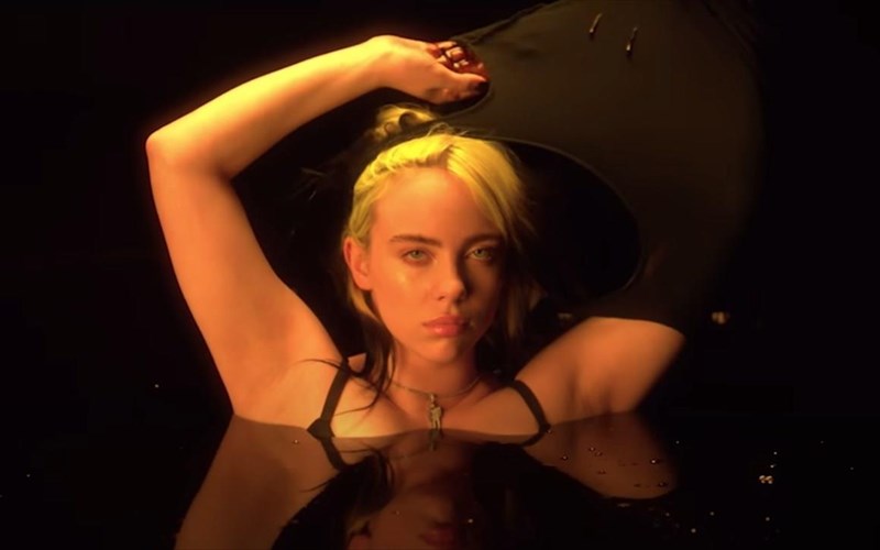 kukloforise-i-tainia-mikrou-mikous-tis-billie-eilish-me-isxuro-minuma-kata-tou-body-shaming-tainia-mikrou-mikous-tis-billie-eilish-me-isxuro-minuma-kata-tou-body-shaming