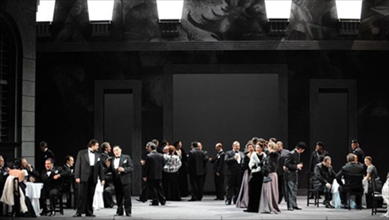 o-bernti-despozei-sto-fetino-programma-tis-ethnikis-lurikis-skinis