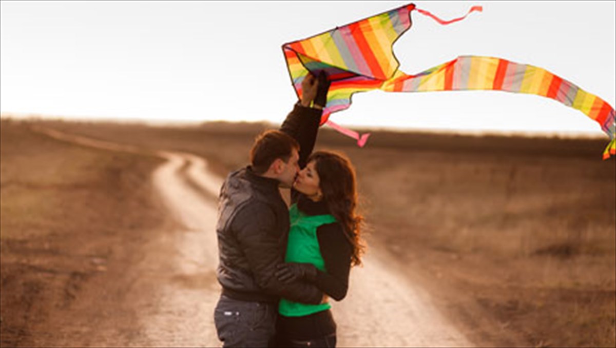 giati-eroteuomaste-lathos-anthropous